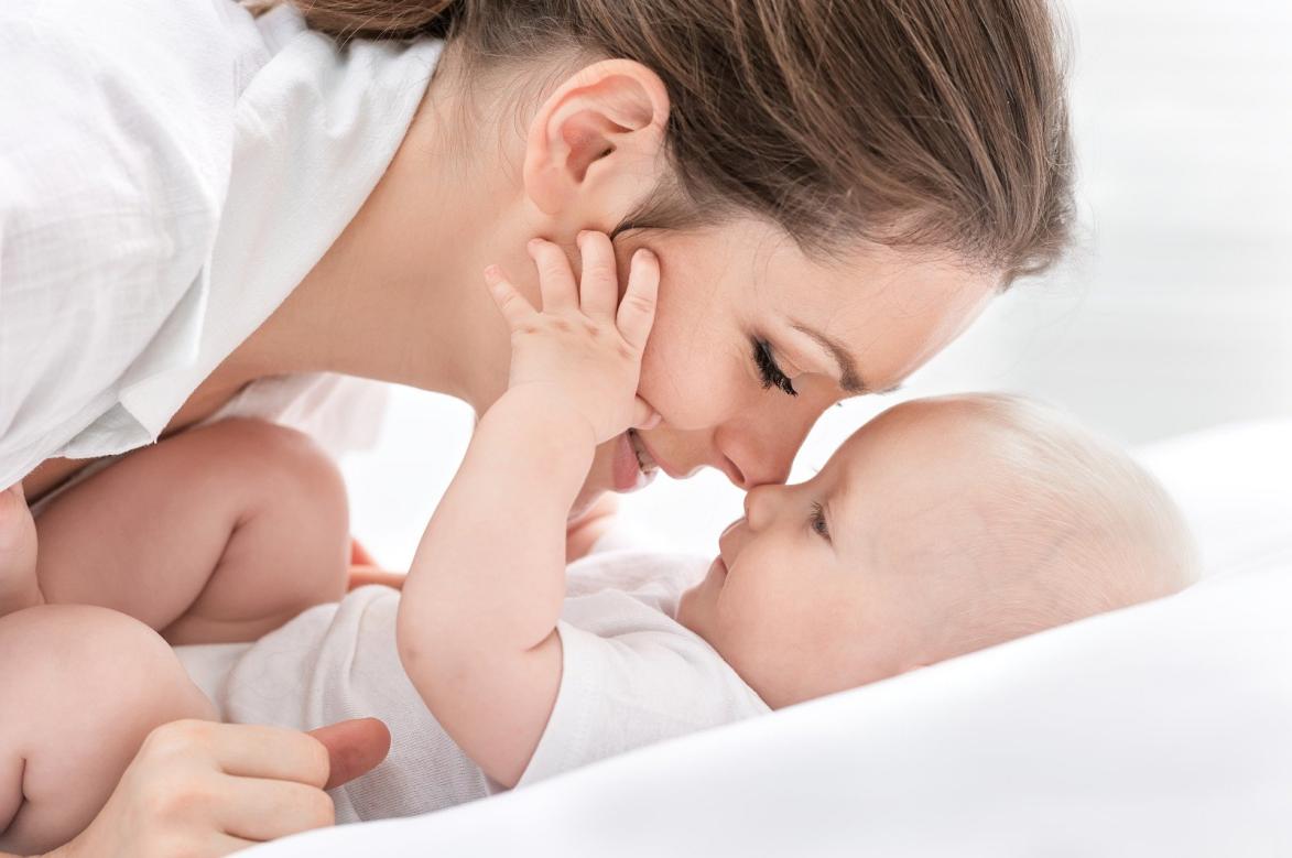 新生婴儿睡觉翻白眼正常吗 新生婴儿睡觉总是翻白眼